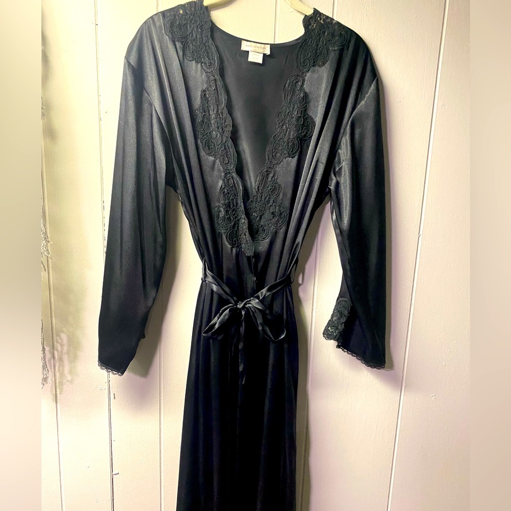Jones New York black 100% polyester full length robe size XS/S